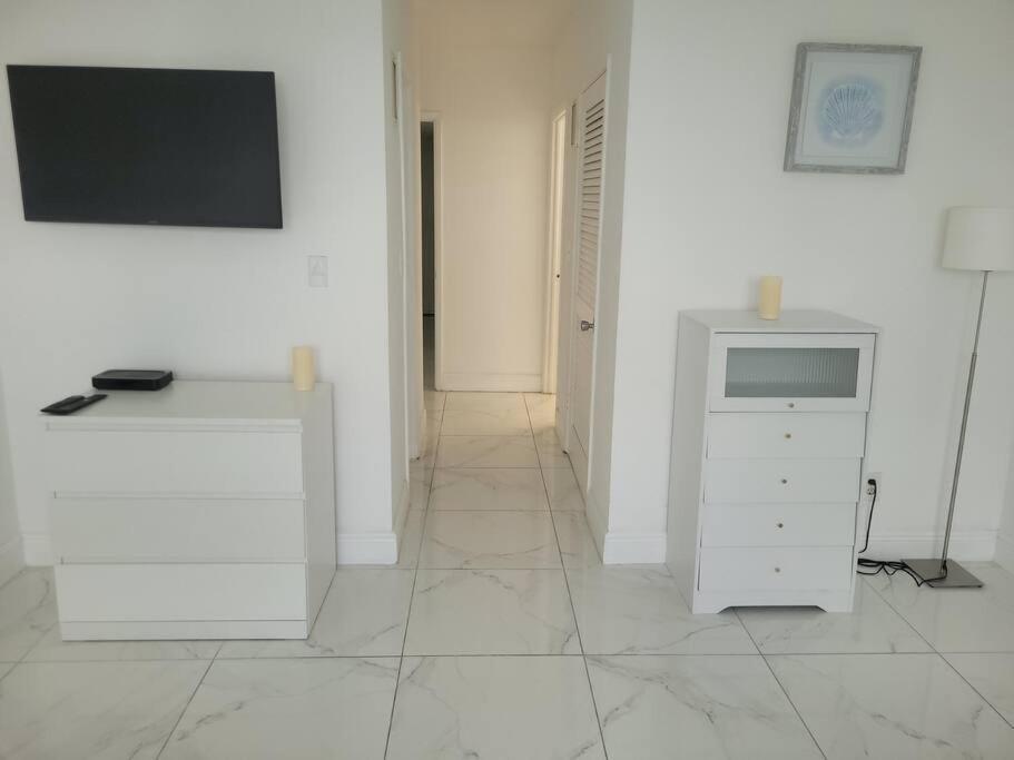 Modern 1 Bedroom Condo, Steps From Beach, Free Parking! Golden Beach Buitenkant foto