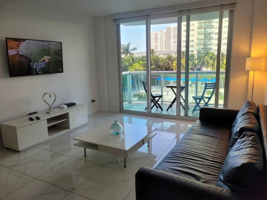 Modern 1 Bedroom Condo, Steps From Beach, Free Parking! Golden Beach Buitenkant foto